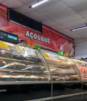 Balcão do açougue do Vila Mimosa Supermercados